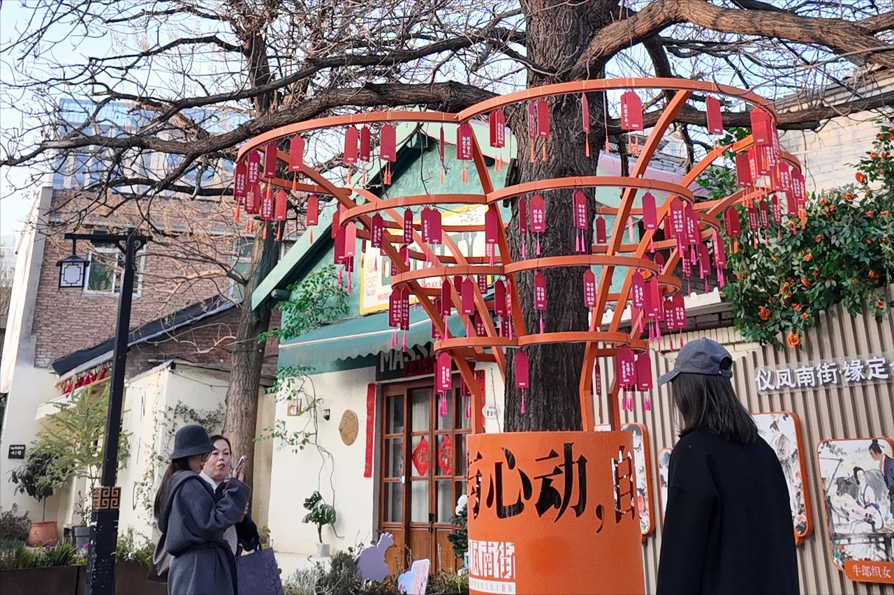 老咸阳的朋友们，
还记得当年这条街、这家店不？
那时候没有手机，没有外卖，
一碗