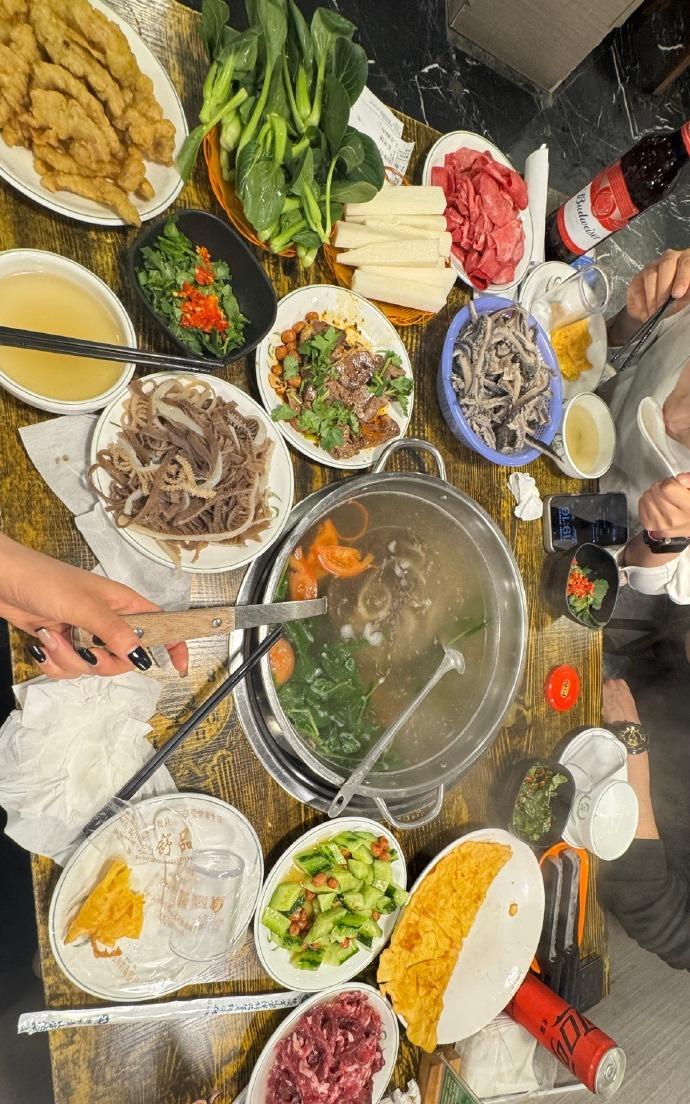 排了那么久的队 大老远跑过去
吃第一口的时候感觉来对了 非常好吃 为它多花钱也没