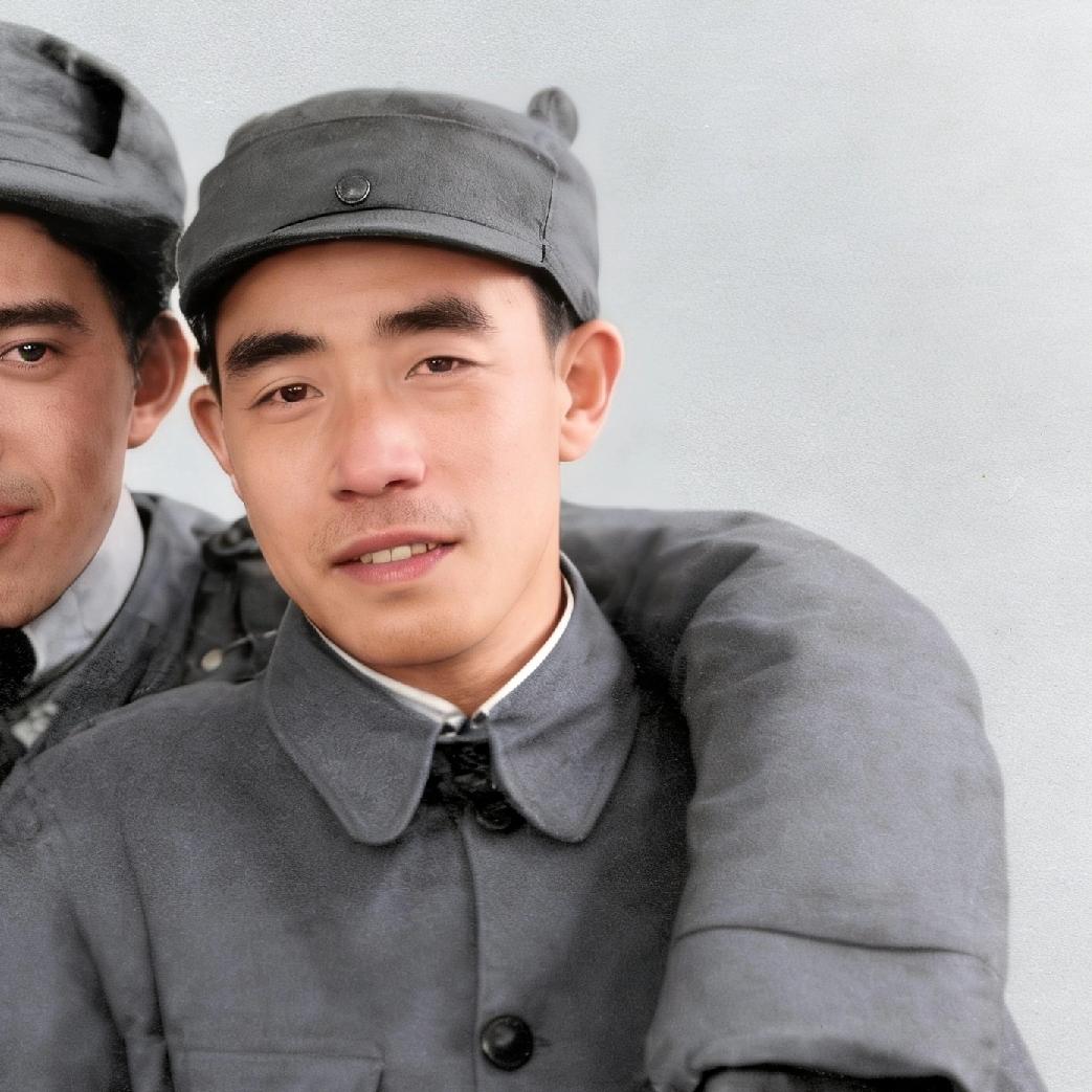 这就是林向荣的真实模样，这一张照片拍摄于抗战期间，当时的他在晋察冀前线，担任第三