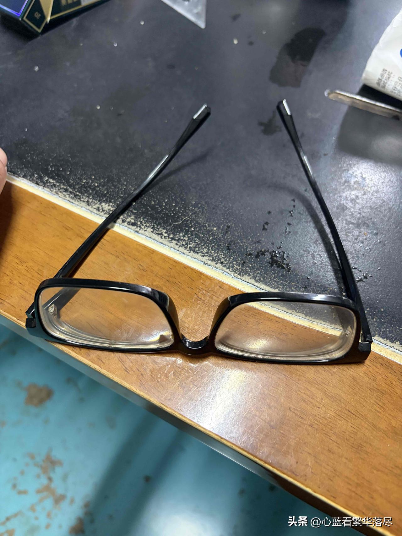 直到看到315曝光的眼镜利润，我才明白不管戴多高度数的眼镜，都看不清人性到底有多