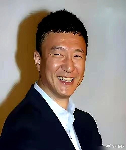 有制片人说，53岁的孙红雷把自己锁起来了。 递过去的本子，他只问一句：“能超过我