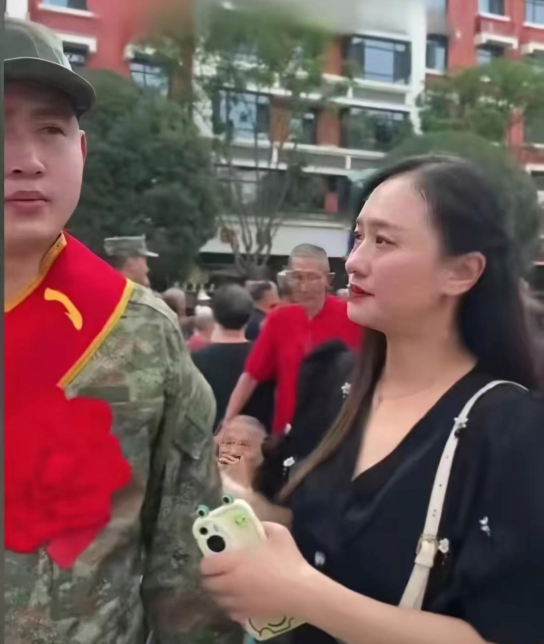 血脉相连，亲情无价

看哭了！姑姑独自送侄参军，车站一声哭喊，全场泪崩
 
12