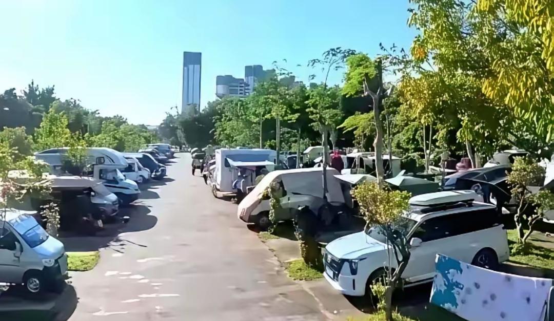 北海这次，动真格了。
银滩边上，那些赖着不走的上千辆房车，接到通知，七天之内必须