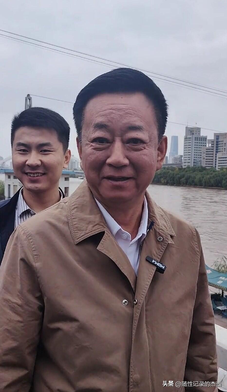曾经央视的大帅哥，现在老了怎么这么路人化啊，脸上皮肤有点黑，脸也变得油腻了，和普