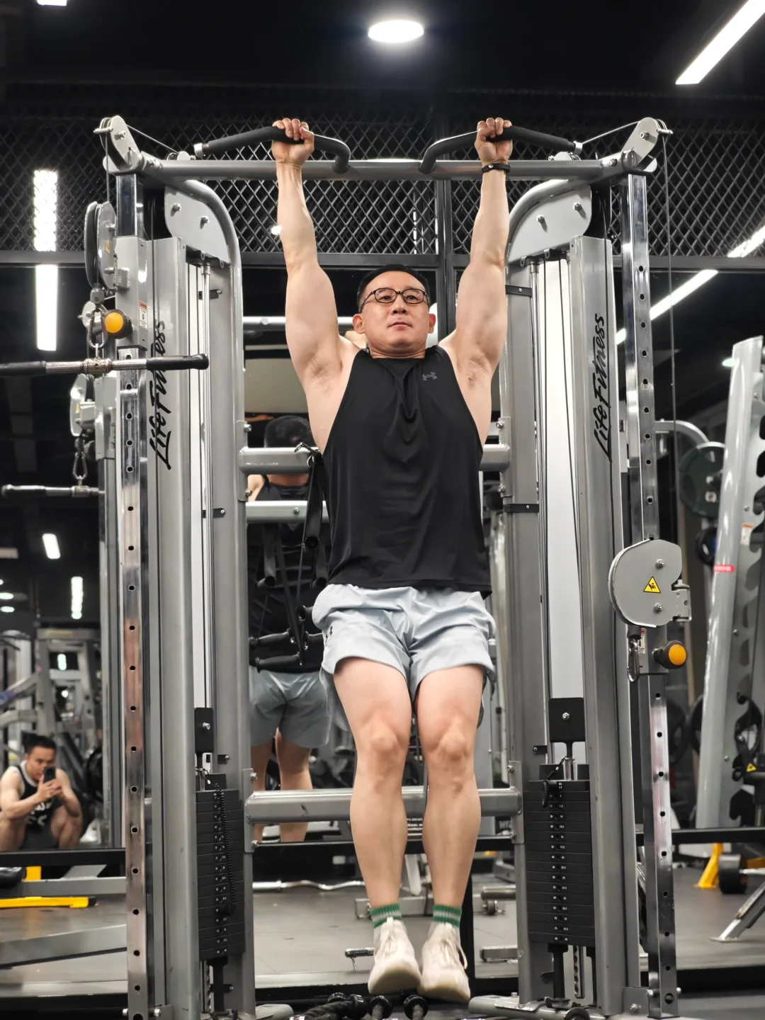 要想出腹肌，必练悬垂举腿