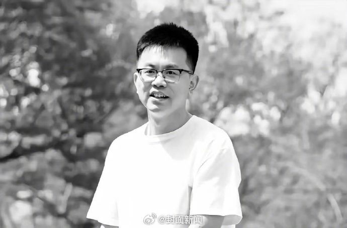 【#青岛救人英雄王龙评定为烈士#[泪]】5月3日，山东淄博，一名男孩和母亲玩耍时