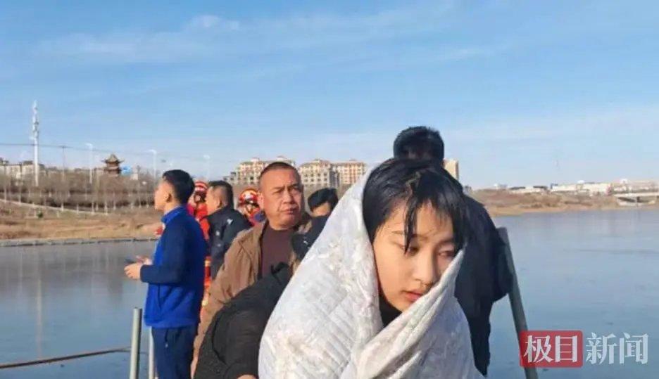 13岁女孩见义勇为精神可嘉，值得弘扬。
但是，13岁毕竟还是未成年人，在见义勇为