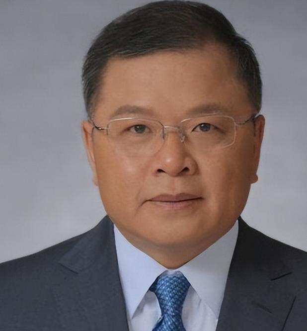 这个人为了去英国而放弃了中国的国籍。而当他再次回到中国时，他竟然能够让2009年