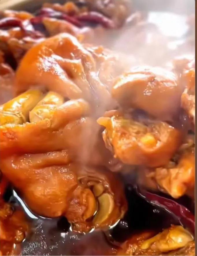 饮食差异见文化，美味自在人心
 不同的地域，孕育出不同的饮食文化，就像猪蹄鸡爪在