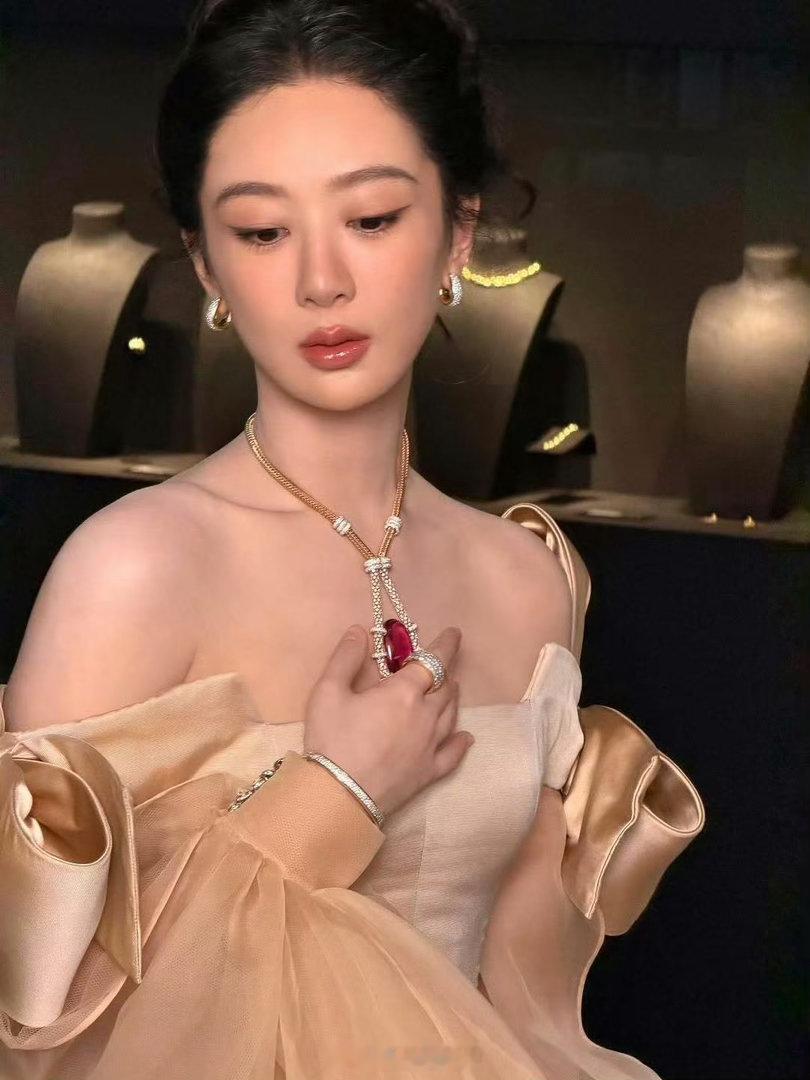 宝曼兰朵全球品牌代言人杨紫恭喜宝曼兰朵拿下演员杨紫成为视后的首个代言位，找到了属