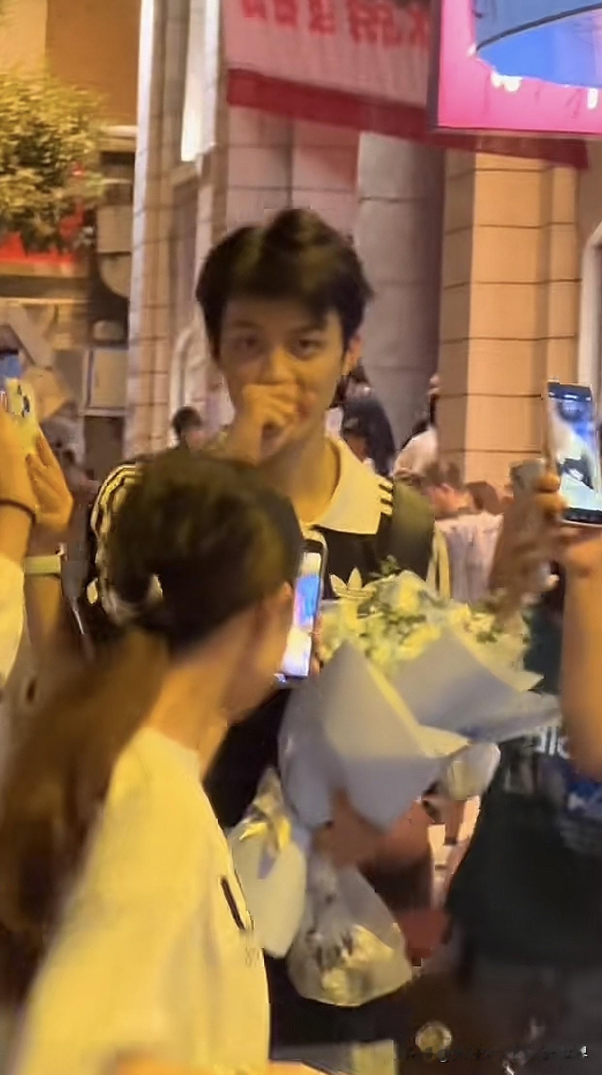 德云社赵芸一口中的笨蛋帅哥，高配显示器郭龙远还真备受德云女孩的喜爱。散场，出剧场