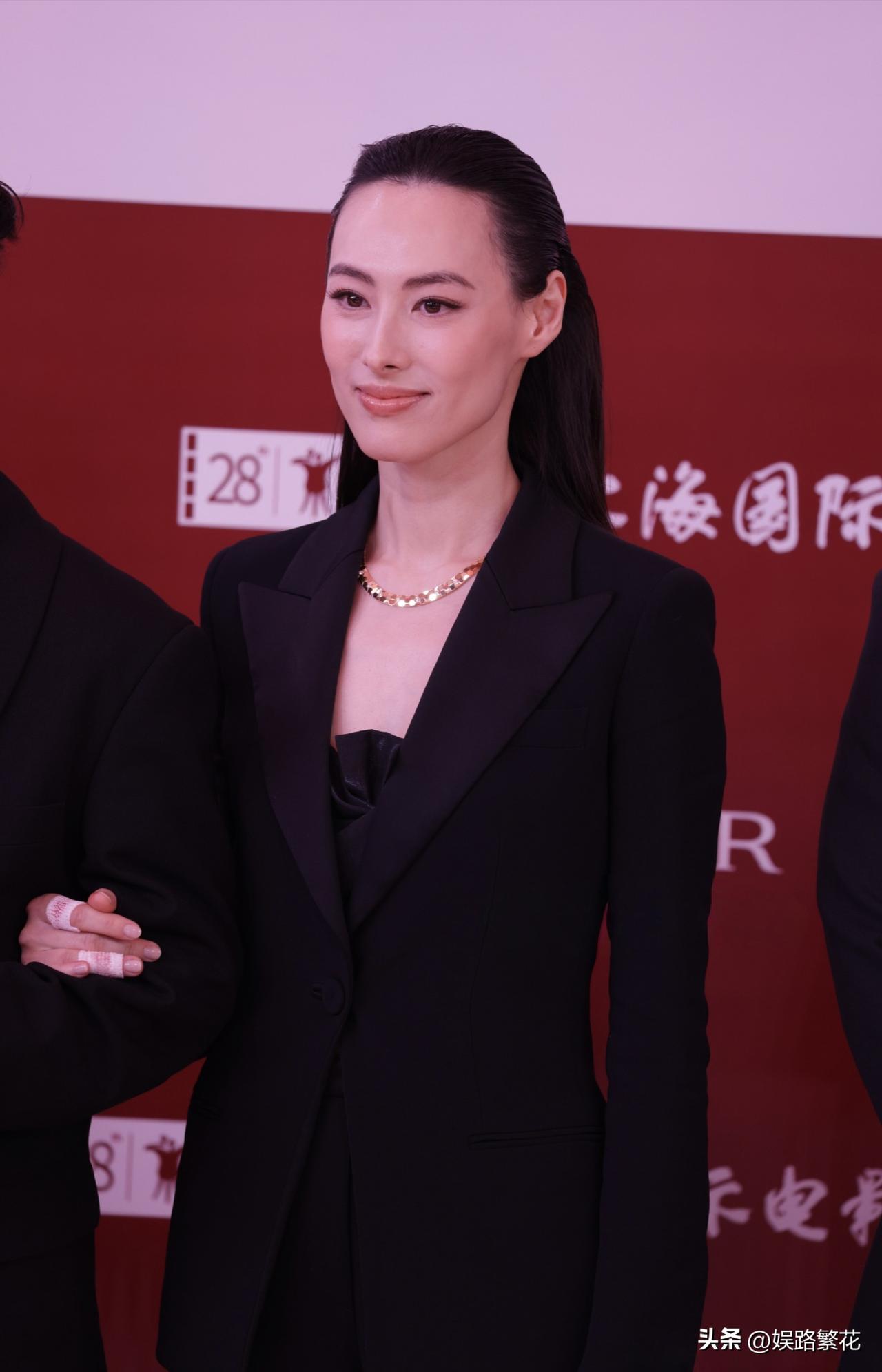 我问我朋友，从她的眼光出发，如果选伴侣，李泽楷和马浴柯你会选谁？朋友的回答真让我