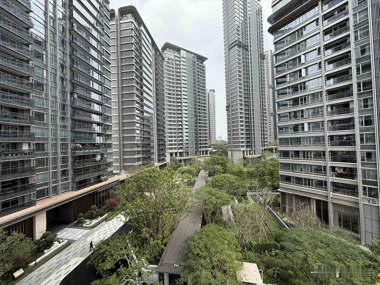 琶洲南TOD低楼层真的劝退！实地看完太压抑了

前两天陪粉丝去琶洲南TOD看盘，