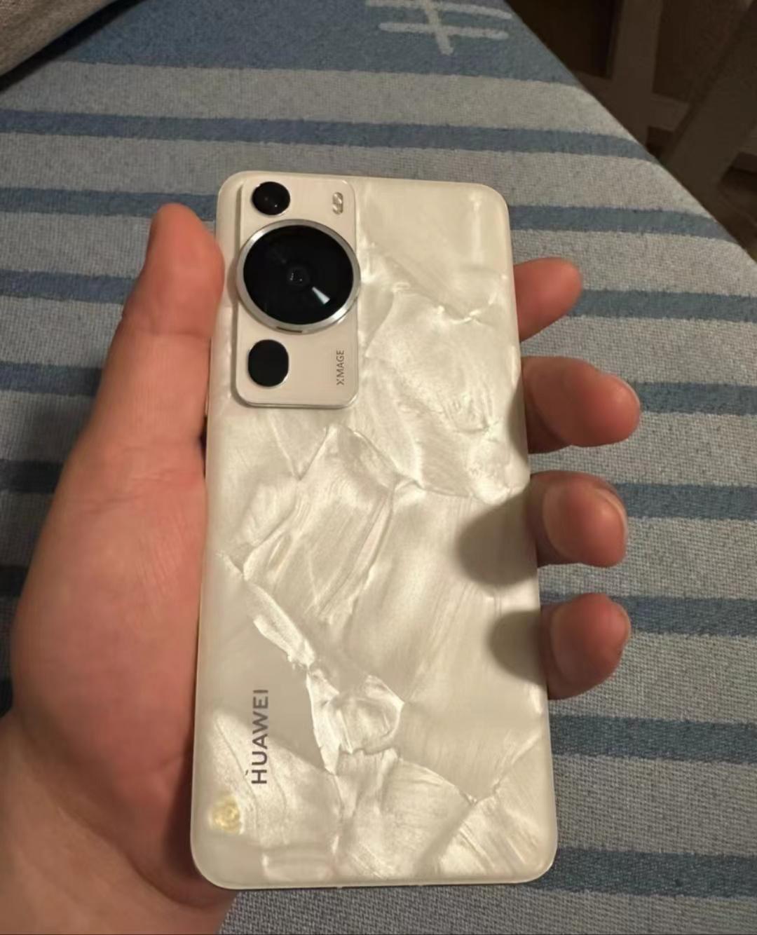 最近朋友趁着大跳水，四千多块买了华为P60 Pro，结果用了几天就吵着要换回苹果