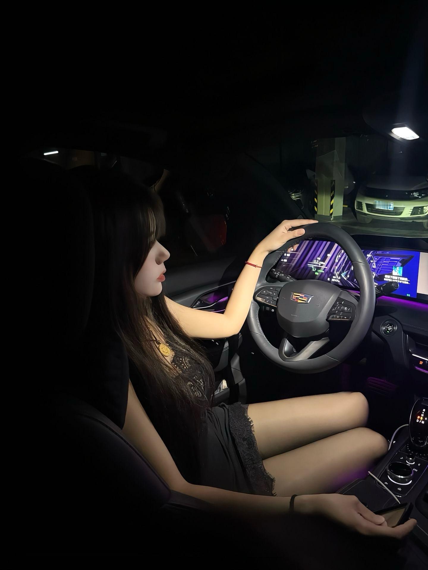 小姐姐开凯迪拉克，应该也是比较喜欢凯迪拉克的操控和驾驶吧 ​​​