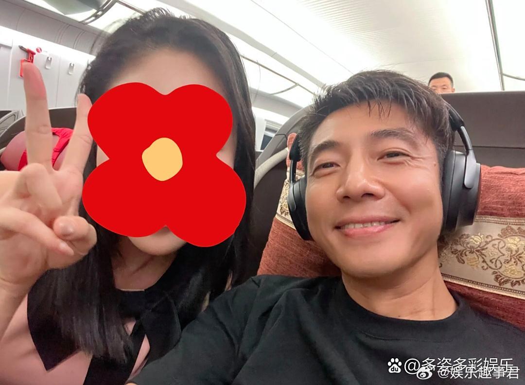 撒贝宁高铁被偶遇，他穿着黑色短袖，大方与粉丝合影，这么近距离看他发现他也挺帅的！