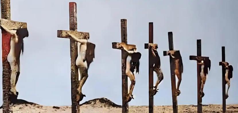 1915年，8名被脱光衣服的亚美尼亚少女，被钉在十字架暴晒的照片，看了让人痛心！