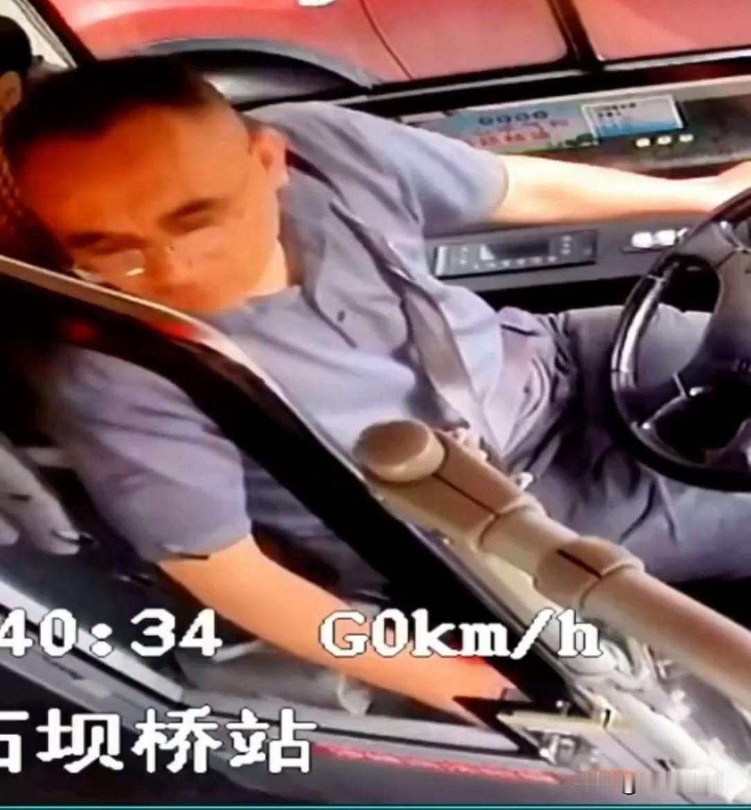 公交司机开车时，看见有孩子摔倒，正要开走，突然想起前方是水渠，“不好！”他赶紧刹