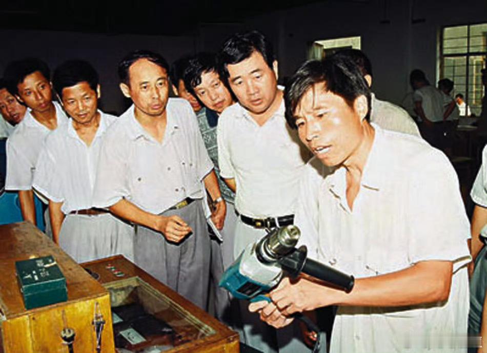 罕见的老照片：1988年，33岁的安徽省铜陵市市长。 ​​​