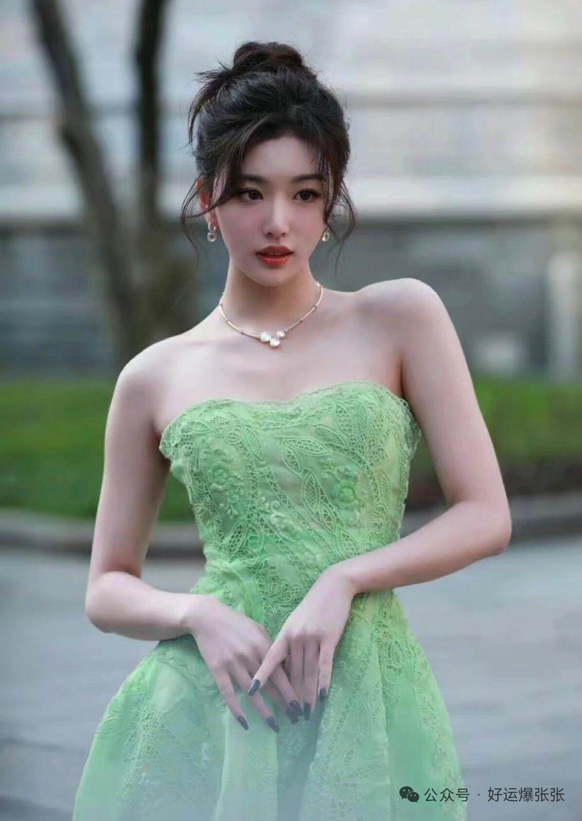 优雅绿裙，气质女神，时尚穿搭指南，女演员胡冰高颜值怎么穿搭会让人比较显温柔 女孩