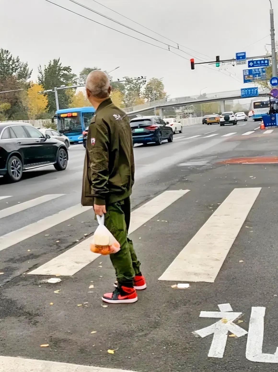 这张图可以叫做“一个孤独的北京人”，满大街就他一个拎着几个柿子，霜降后的柿子、心