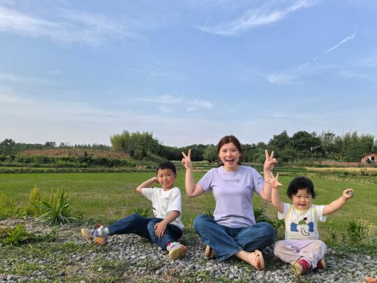 回村里和孩子们在田野里撒欢