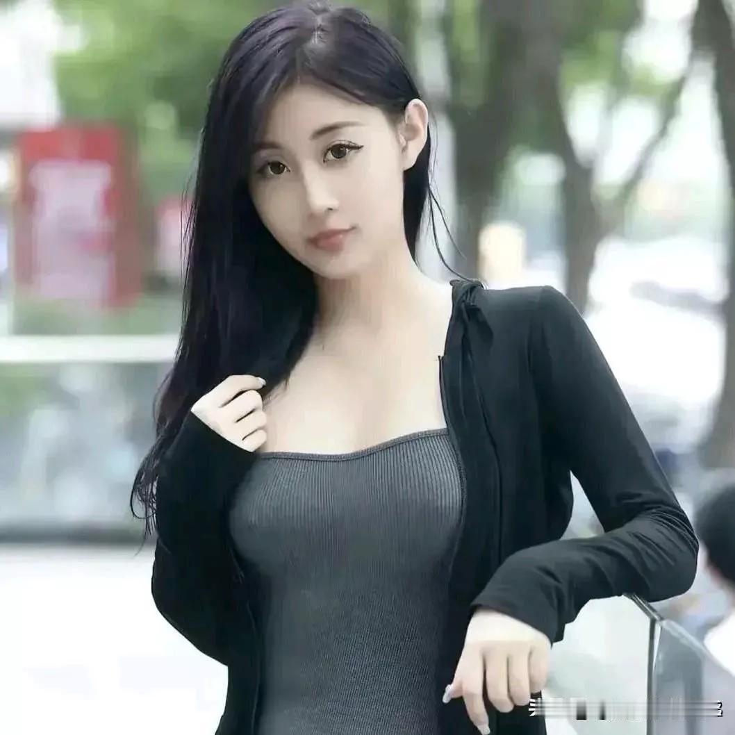 优雅黑裙搭配，都市风范尽显