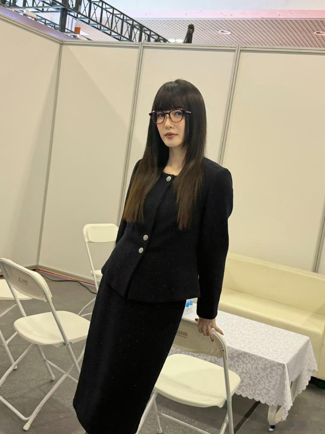 从温婉优雅到酷飒十足，这造型反差绝了！第一眼真的没认出是江疏影，这种敢于突破的勇