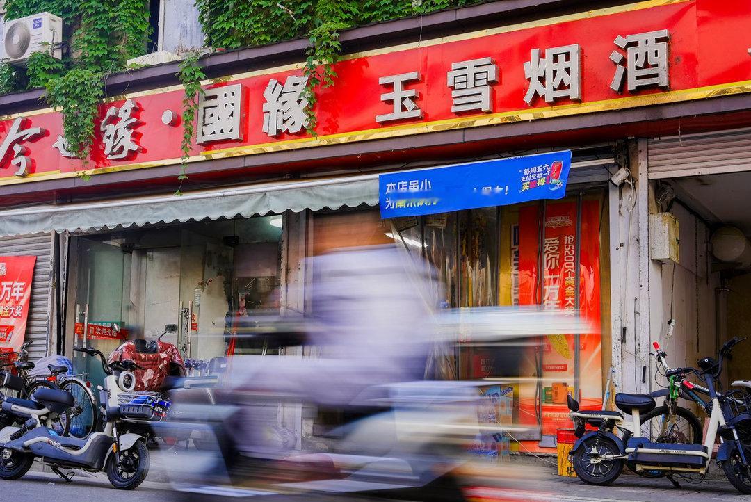 百店发支付宝助威袋为南京队加油支付宝疯狂碰友日街头小店满满助威气息，支付宝助力南