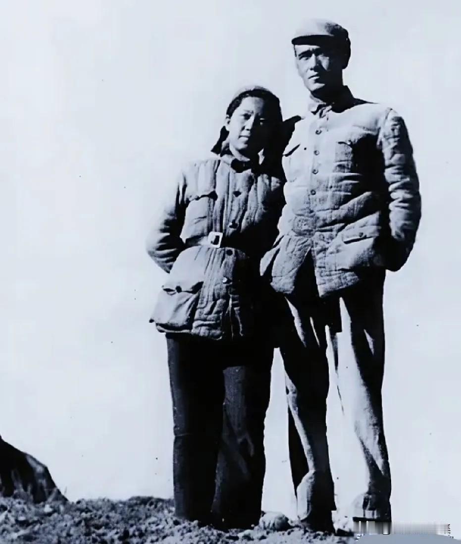 上世纪四十年代，于蓝和田方刚新婚不久夫妻二人站在延安宝塔山前的留影，当时于蓝19