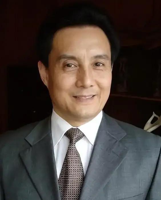 王伯昭曾凭“小白龙”一角惊艳众人，风光无限。奈何圈内人评其为人处世欠妥，不低调爱