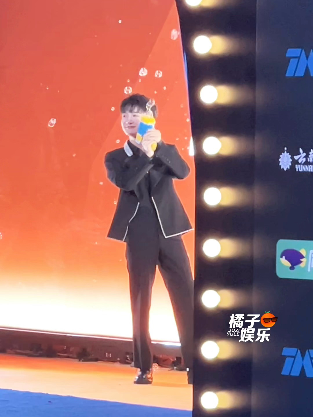 抓到一个玩泡泡机的周深[期待]玩泡泡机的周深 ​​​