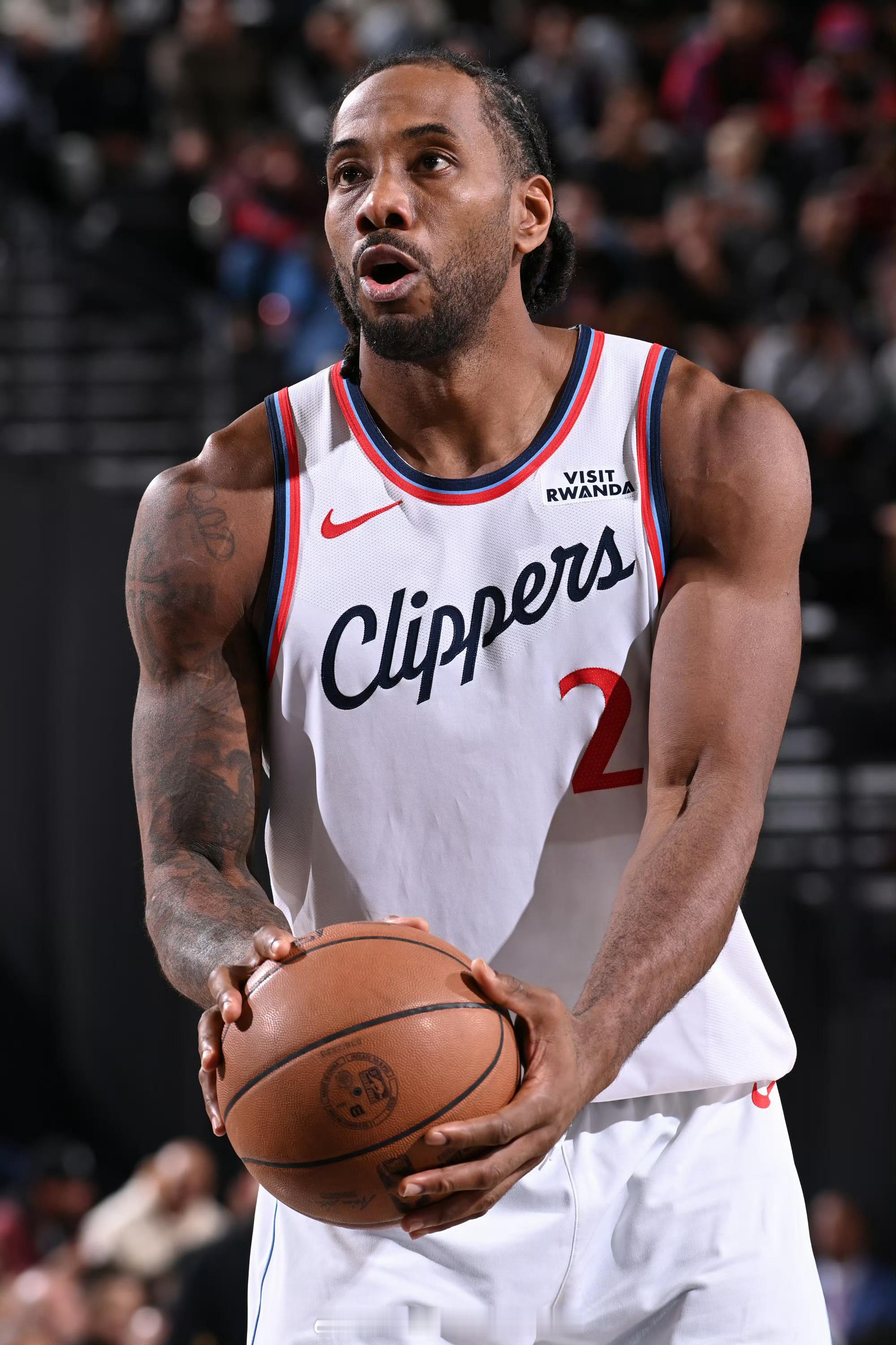 伦纳德被问到快船如何才能成为争冠球队：“这需要时间去磨合成长。我觉得本赛季已经来