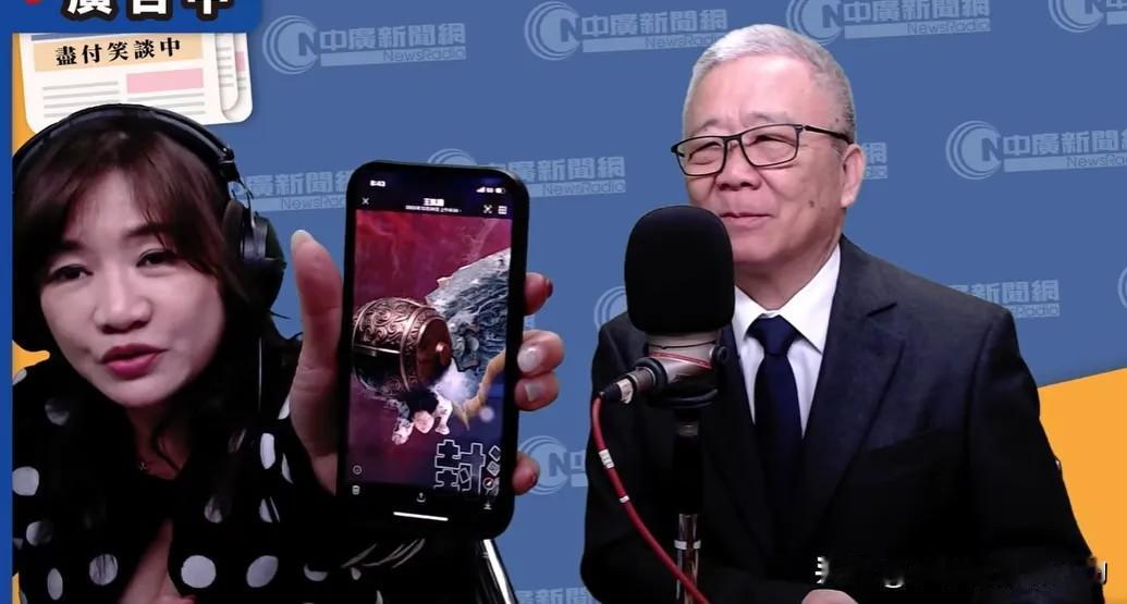 东部战区亮出“正义之锤”海报，王浅秋拿着海报让栗正杰看，这下可戳中了他的痛处。