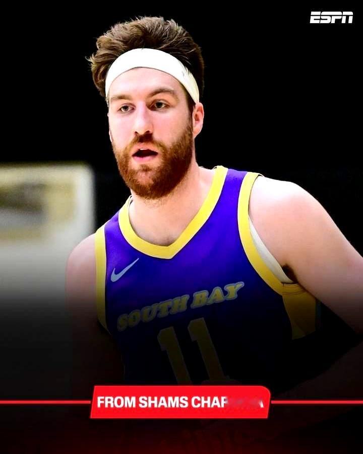 湖人伤兵满营，连中锋都凑不齐。
 
Ayton膝盖闹别扭，Hayes腿筋罢工，逼