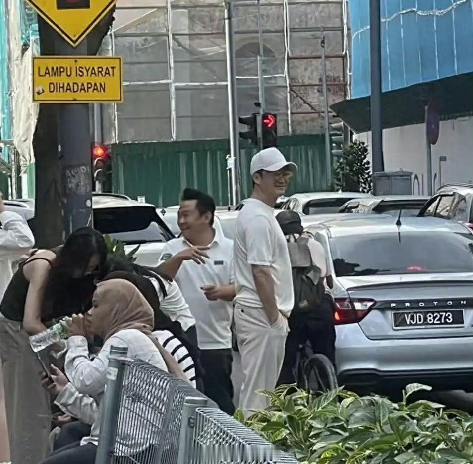 现年52岁的吴京正在马来西亚度假，身姿挺拔硬朗，精气神格外饱满。他与谢楠结伴出行