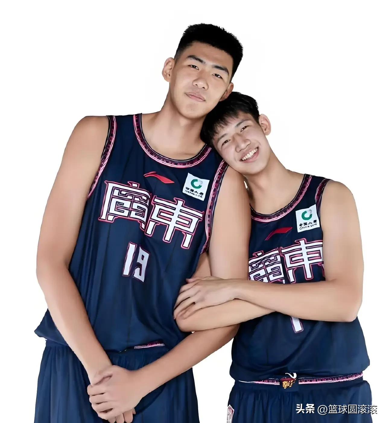 炸了！广东内线双巨被彻底浪费！放走徐昕雪藏黄明依，杜锋亲手葬送禁飞区！
 
谁能