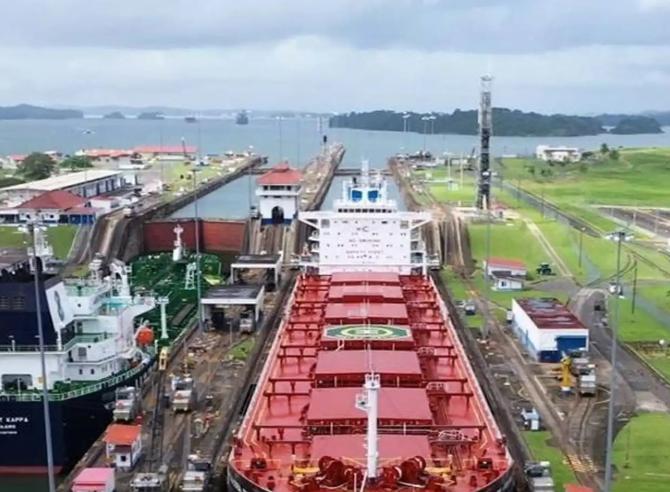 国际航运业权威媒体《劳氏日报》报道：所有挂着巴拿马国旗的船只，只要进入中国港口，