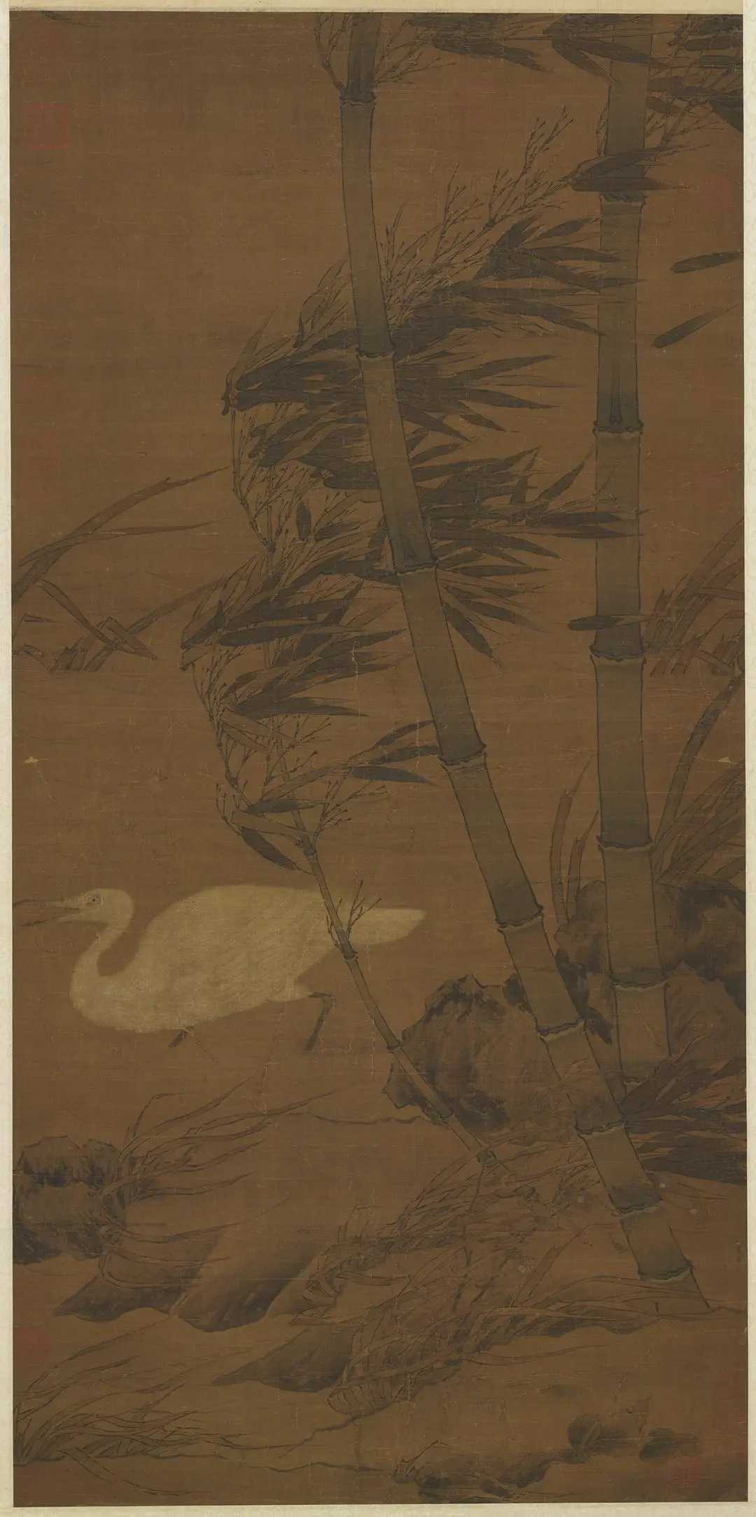 宋 崔白 白鹭图。图画一只白鹭，立水边，侧首听风。几竿瘦竹，数茎枯草，大片空白。