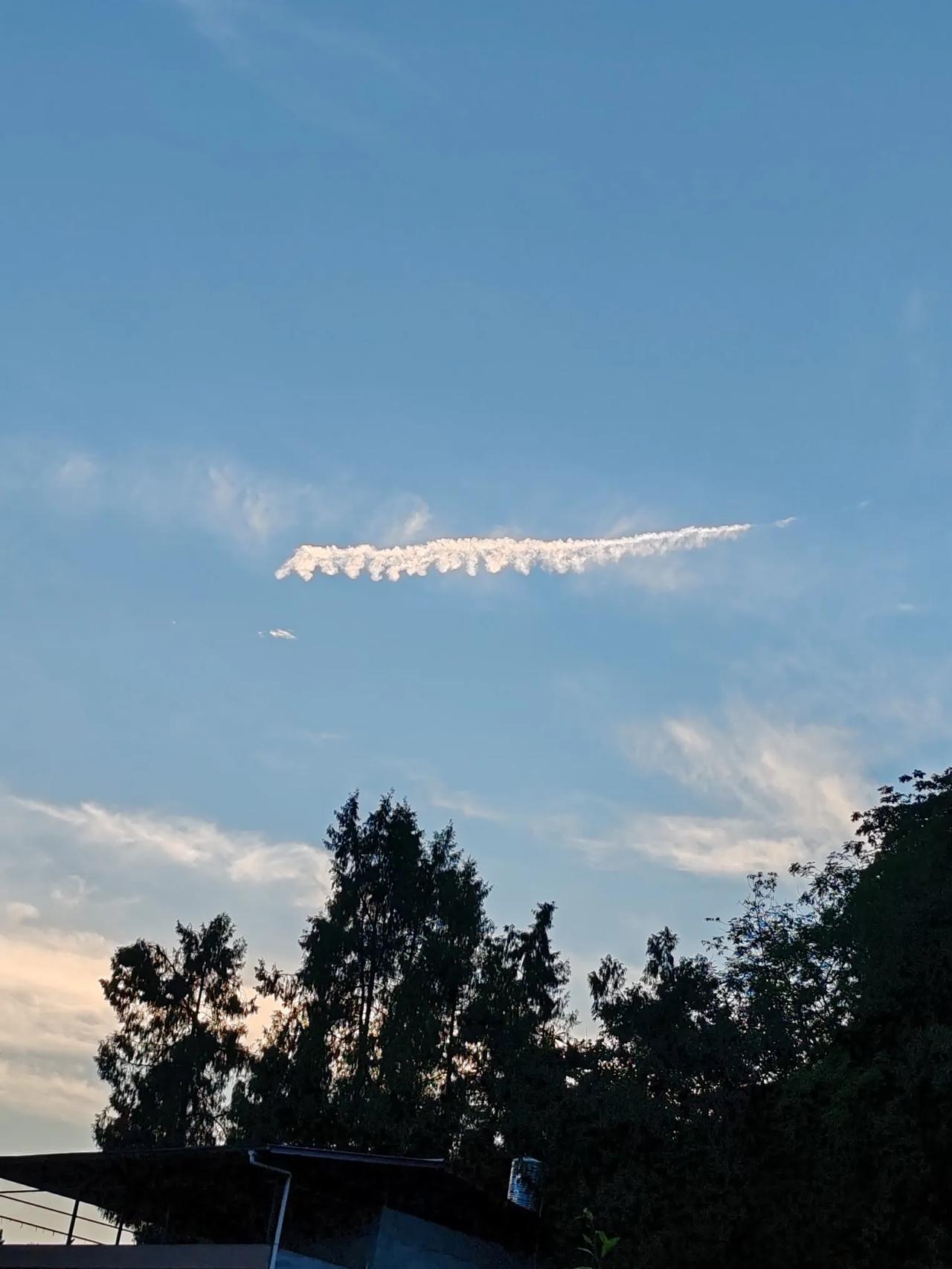 晒图笔记大赛今天天上的这朵云是越看越像龙骨，你看着像啥呢？天空打卡计划 云