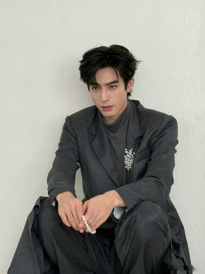 宋威龙珍珠造型这个造型完全新郎来的...诡秘我要这款剧播的好连人都变帅了，完全清