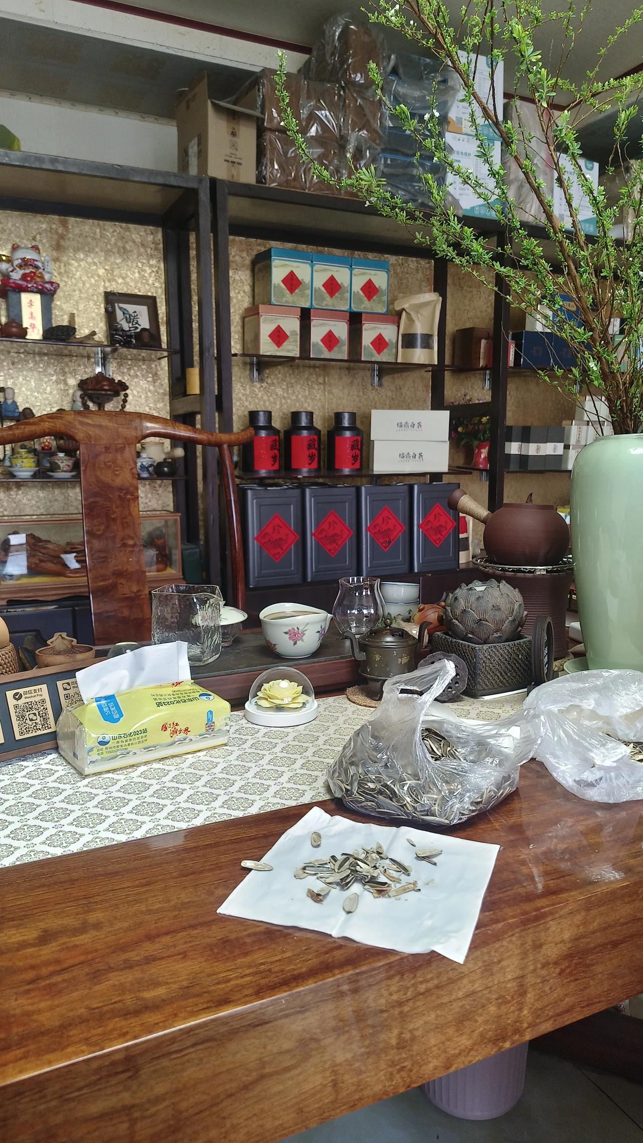 昨天去朋友的茶叶店里喝茶，买了几盒茶叶，这不快过年了，需要去串门，处理几个关系，