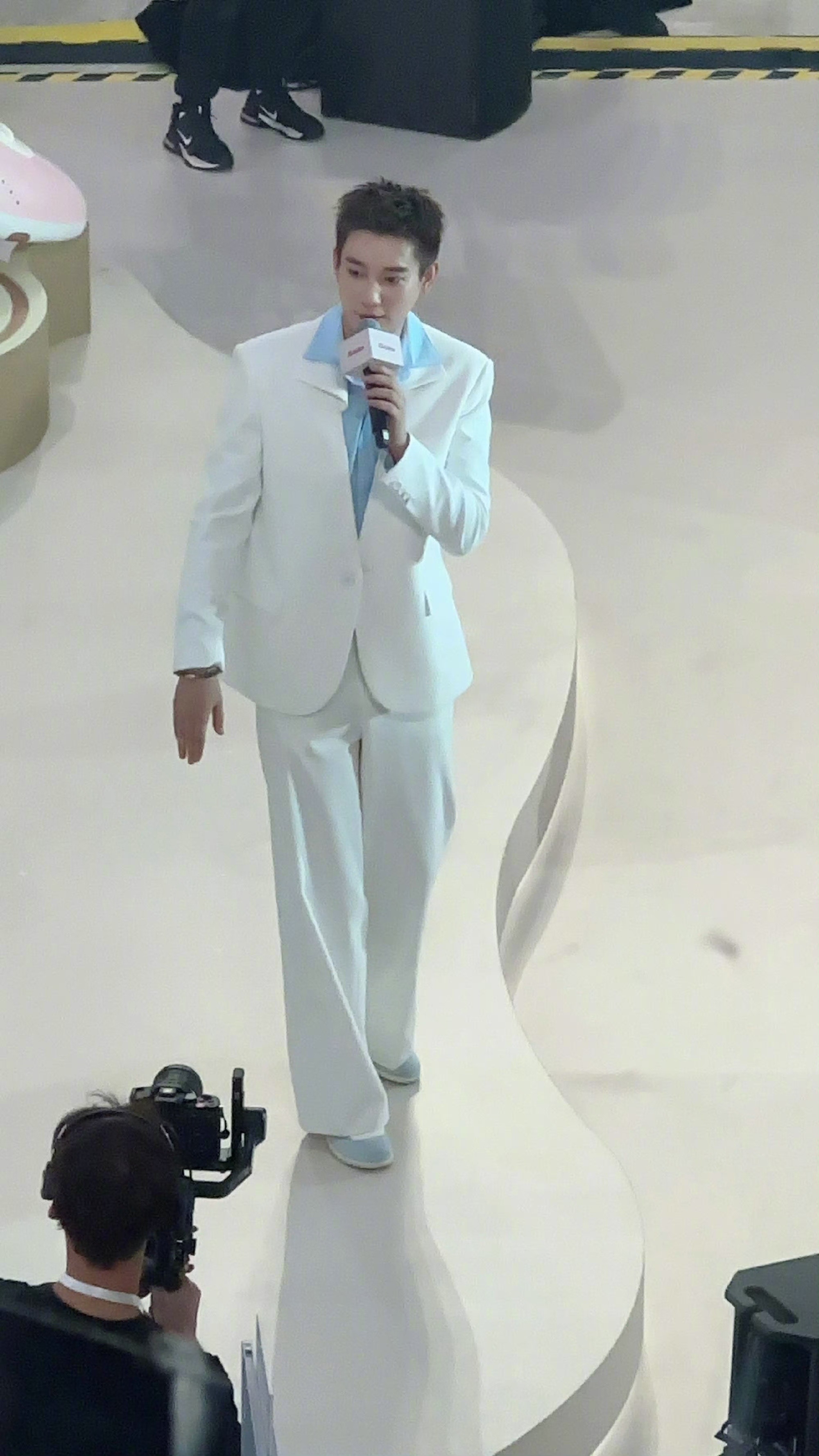 王子奇武汉活动武汉偶遇王子奇王子奇武汉Bata活动造型封神，纯白西装尽显优雅，白