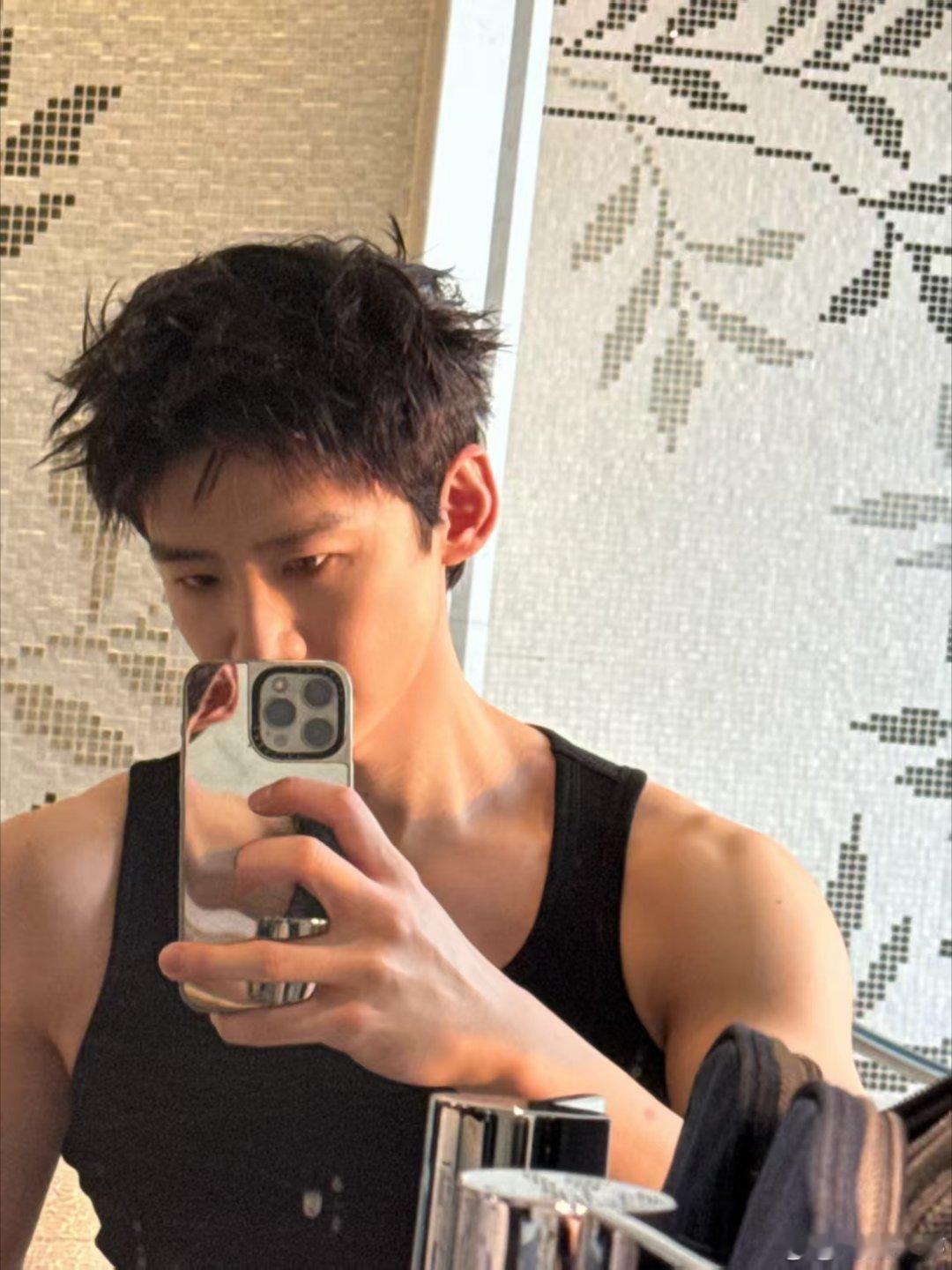 白敬亭无袖手臂肌肉线条，身材拉满，