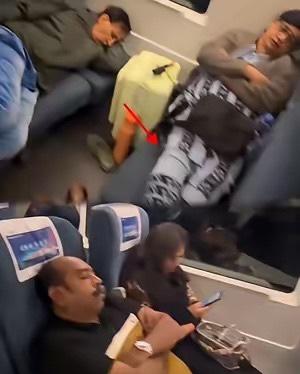 “滚回你的国家去”乘客忍无可忍对着三哥骂道，成都到湖南的动车上，一群印度游客脱鞋