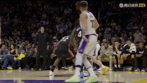 关键球——里夫斯3分、东契奇2+1，湖人2连胜稳稳的。
上半场77分超流畅：前2