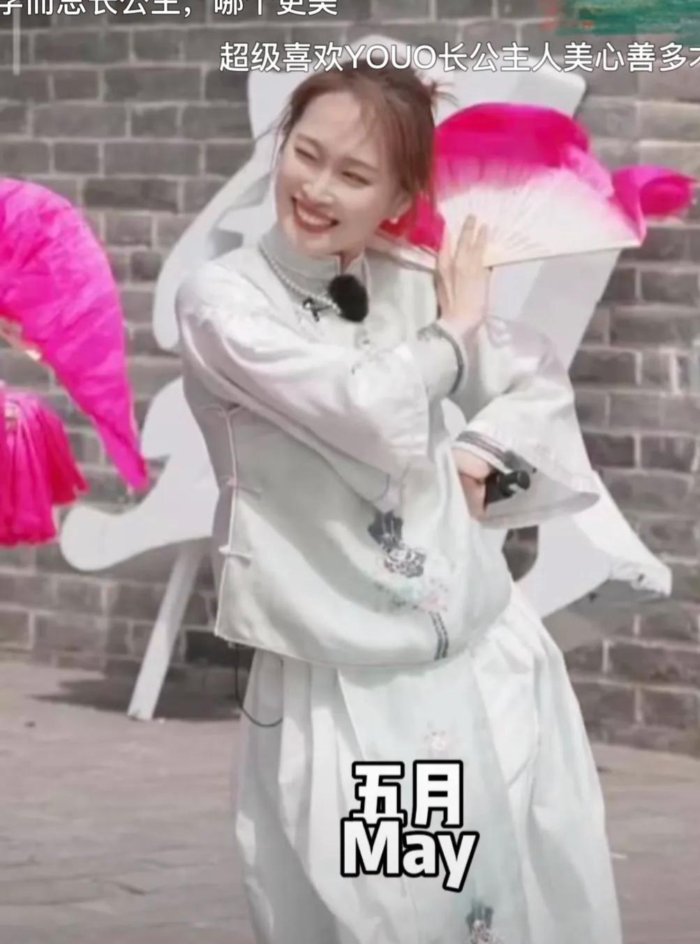 东方甄选YoYo在社交媒体平台发文：一年怎么又过完了

好喜欢YoYo永远开朗，