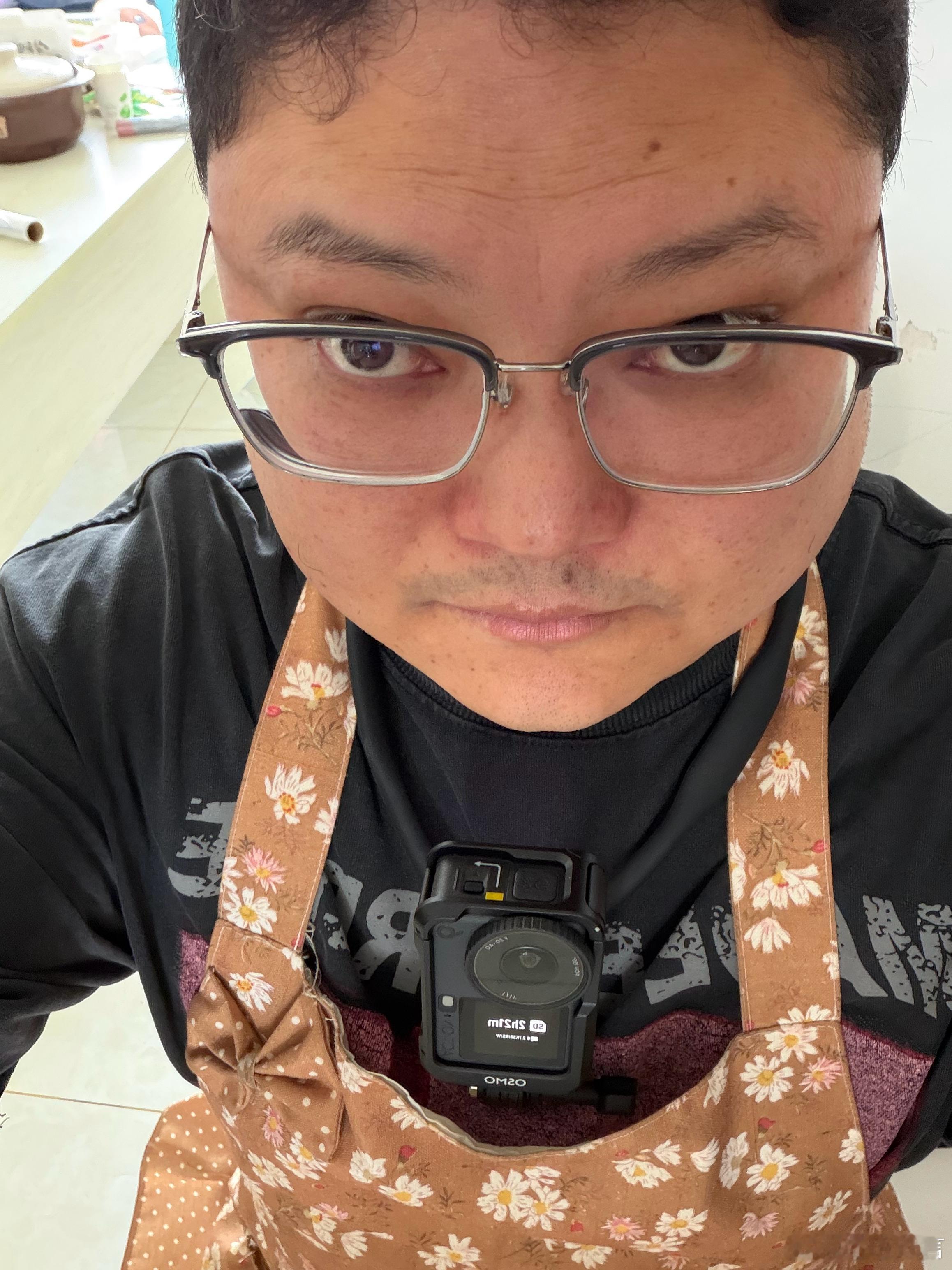 为了拍视频每天都要把它戴在脖子上，为什么他们不拍要让我做第一视角呢？ 