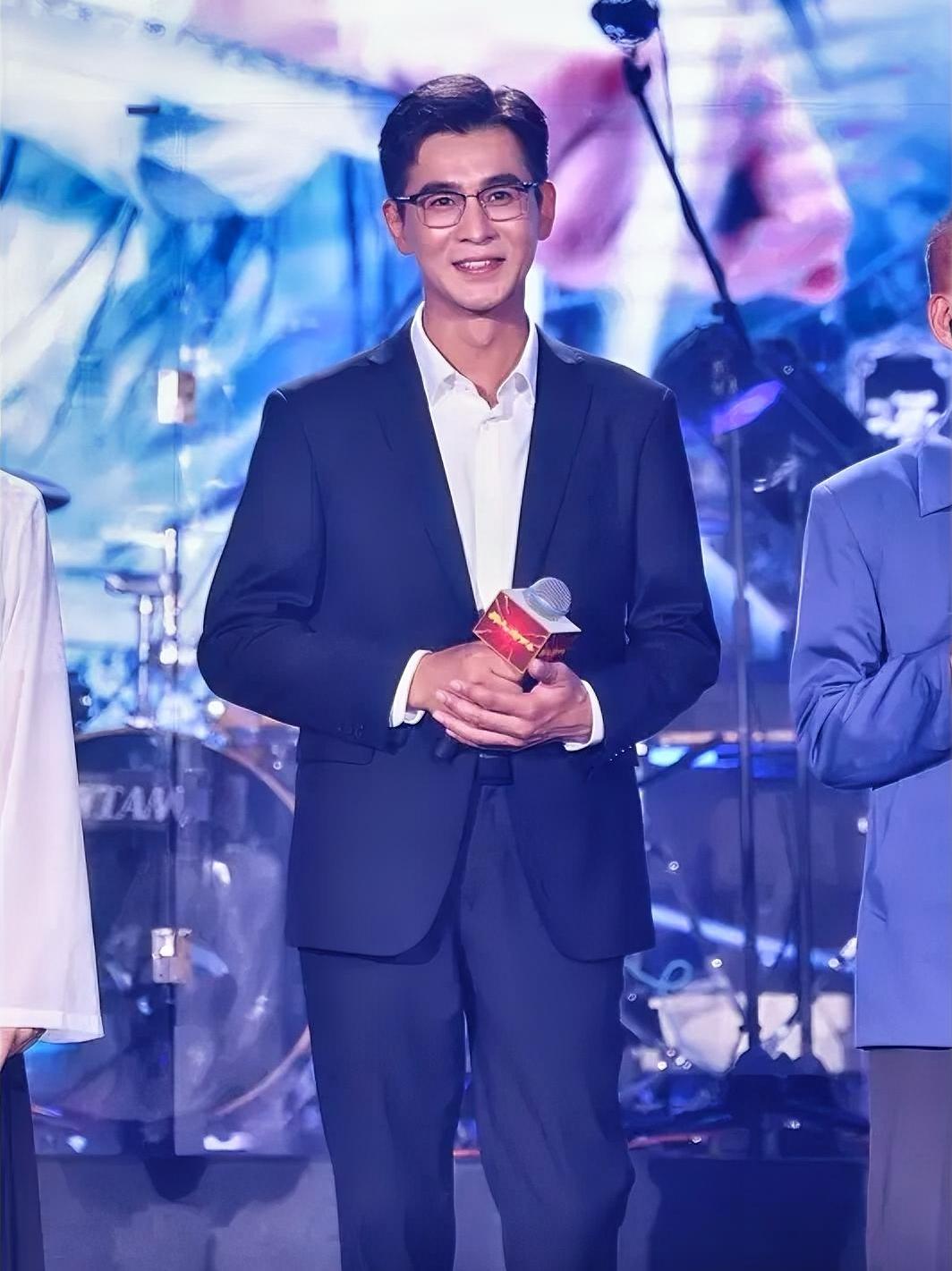 一口话梅一口烟，飘飘欲醉赛神仙——乔振宇在《暗河传》追剧团活动现场再现剧中台词，