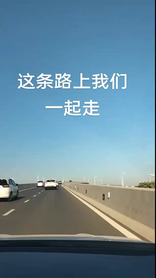 美团路很宽一起跑疑似对话京东这句“路很宽一起跑”很有意思，表面是打气，细品却像隔